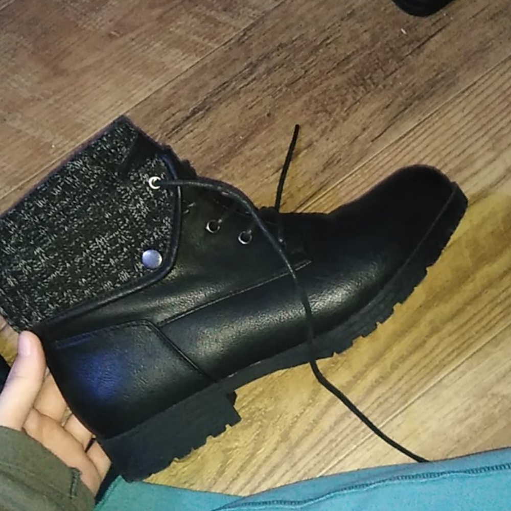 Never won women's black combat boots size 9 1/2